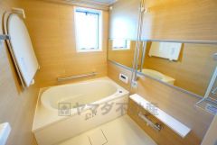 1日の疲れを癒すくつろぎのバスルーム。足を伸ばしてもゆったりと入れるサイズです。お子様と一緒にお風呂に入っても狭くないですね^^