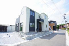 前面道路は居住者のみの通行で交通量が少なく小さなお子様がいるご家庭も安心です＾＾ 大型車両の交通も無く静かで快適な生活を送れます＾＾