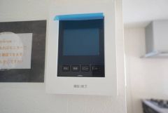ドアを開けずに来訪者を確認できるモニター付インターフォン。防犯はもちろん、セールスマン対策にもなりますね＾＾