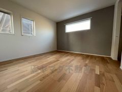 住む人のこだわりを活かす洋室＾＾日当たりがよく、寝室としての利用もおすすめ。広めのクローゼットもあり荷物もすっきり片付けれ、ゆとりのある暮らしが出来ます＾＾