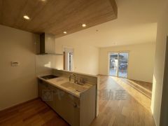 対面式カウンターキッチンでお子様の様子が見守れます。カウンタートップは耐熱性に優れており、日ごろのお掃除もふき取るだけでＯＫ。ステンレスシンクも簡単にお掃除できますよ。