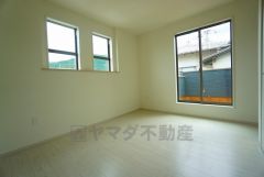 2面採光を確保した明るい室内は、風通しも良く、大変居心地の良い空間となっております。爽やかな風を感じて起きる朝は、快適生活の始まりに。