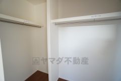 収納力豊富なウォークインクローゼット。洋服や小物などを1箇所にまとめて美しい収納を実現します。スーツケースのような大型の荷物も置けます＾＾