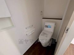 温水洗浄機付トイレです。節水機能もあるので、安心して使えますね。