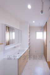 室内物干し付きの洗面脱衣室。窓側には棚付きなので、タオルなどの収納場所として便利です＾＾