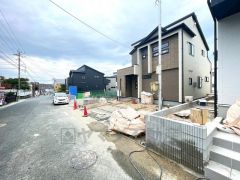 前面道路は、公道北西側約7ｍ。幅広く車の離合もスムーズです＾＾