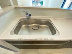 広々とした凸型シンクに洗剤ポケットを標準装備。大きなお鍋など洗いやすいです。洗剤や石鹸、スポンジもすっきりできる収納付き。