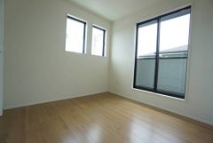 住む人のこだわりを活かす洋室＾＾日当たりがよく、寝室としての利用もおすすめ。広めのクローゼットもあり荷物もすっきり片付けれ、ゆとりのある暮らしが出来ます＾＾