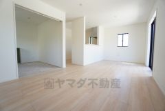 対面式キッチンを中心としたリビングダイニングで家族の会話が弾みそうです。