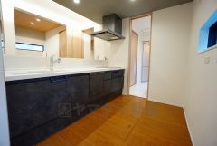 対面式カウンターキッチンでお子様の様子が見守れます。カウンタートップは耐熱性に優れており、日ごろのお掃除もふき取るだけでＯＫ。ステンレスシンクも簡単にお掃除できますよ。