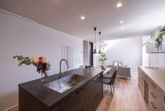 キッチンにいながら家族の気配が感じられる間取りとなっております。