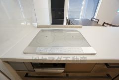 お手入れのしやすいIHクッキングヒーターです。 3口コンロなので、効率よくお料理が楽しめます。毎日のお料理も楽しくなりますね＾＾