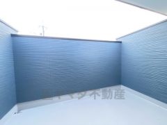 お洗濯物を干すスペースとしても十分な広さがあります。  お天気の良い日はお洗濯物がよく乾きそうな日当たり良好のバルコニーです＾＾