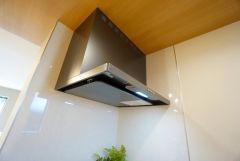 調理により発生する油煙や臭いを吸い込み、屋外へ排気してくれます。