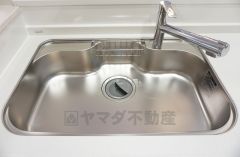 同仕様写真。広々とした凸型シンクに洗剤ポケットを標準装備。大きなお鍋など洗いやすいです。洗剤や石鹸、スポンジもすっきりできる収納付き。