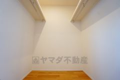 同仕様写真。ハンガーパイプ付で散らかりがちな洋服類もきれいに整理できます。使用頻度が少ないものは枕棚の上に、足元には3段ボックスを置いて、フル活用できるクローゼットです＾＾