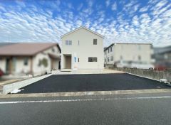 カースペース並列4台分を確保。 ご夫婦で1台ずつとご友人や、急な来客があっても安心です＾＾