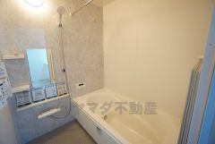 1日の疲れを癒すくつろぎのバスルーム。足を伸ばしてもゆったりと入れるサイズです。お子様と一緒にお風呂に入っても狭くないですね^^