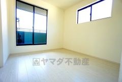 2面採光を確保した明るい室内は、風通しも良く、大変居心地の良い空間となっております。爽やかな風を感じて起きる朝は、快適生活の始まりに。