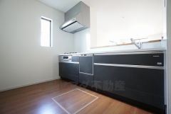 同仕様写真。対面式カウンターキッチンでお子様の様子が見守れます。カウンタートップは耐熱性に優れており、日ごろのお掃除もふき取るだけでＯＫ。ステンレスシンクも簡単にお掃除できますよ。