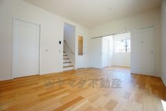 同仕様写真。対面式キッチンを中心としたリビングダイニングで家族の会話が弾みそうです。