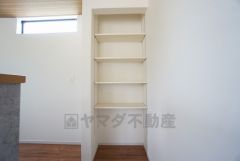 キッチン横パントリー収納。食器やキッチン用品、食料品の保存に便利です＾＾