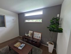 デザインクロスが2階洋室の雰囲気を上品に仕上げています。いつもと違う雰囲気のお部屋をお楽しみください。