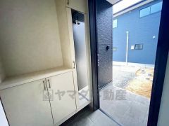 たっぷり収納できるシューズボックスです。家族全員の靴がきれいに整頓できます。棚の上にお花や写真を飾っても良いですね。