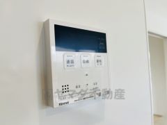 給湯器リモコンはキッチン横からボタンひとつで操作が楽々。通話ボタン付きでお子様とも会話ができて安心です。