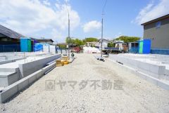前面道路は南側2.9～4ｍ。 4ｍの道路は、4区画の住民の方以外は利用しないので小さなお子様がいるご家庭でも安心です＾＾