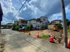 前面道路は交通量が少なく小さなお子様がいるご家庭も安心です＾＾