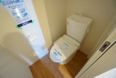 温水洗浄機付トイレです。節水機能もあるので、安心して使えますね。もちろん、1階2階の2ヶ所にトイレがあるので、忙しい朝にもゆとりができますね。