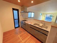 対面式カウンターキッチンでお子様の様子が見守れます。カウンタートップは耐熱性に優れており、日ごろのお掃除もふき取るだけでＯＫ。ステンレスシンクも簡単にお掃除できますよ。