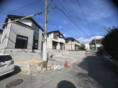 前面道路は公道西側約3.7ｍ、公道南側約4ｍ。