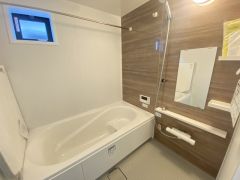 1日の疲れを癒すくつろぎのバスルーム。足を伸ばしてもゆったりと入れるサイズです。お子様と一緒にお風呂に入っても狭くないですね＾＾