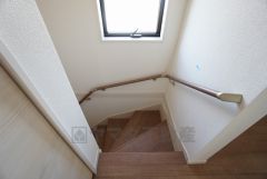 同仕様写真。ご年配の方でも安心できる、手すり付き階段です＾＾段差も低めで設定されてますので安全性にも優れてますね＾＾