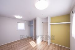 クローゼットのアクセントクロスがオシャレですね＾＾扉を付けないことで広々とした空間を確保できています＾＾