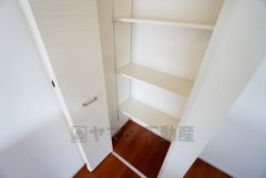 同仕様写真。キッチン横パントリー収納。食器やキッチン用品、食料品の保存に便利です＾＾高さのある物もスッキリ収納できます＾＾