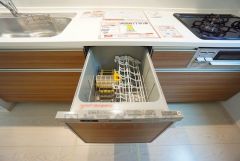 家事の時間が短縮できる食器洗浄乾燥機付。後片付けもラクラクです。