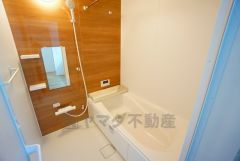 1坪サイズの浴室は、足をのばしてリラックスできます。浴室乾燥機付きなので、雨の日も気にせず洗濯物が干せます。