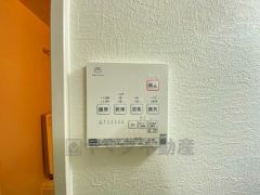 雨の日の洗濯も安心できる浴室暖房乾燥機付き浴室。リモコンで操作もボタン1つで簡単。 浴室暖房乾燥機には、暖房、乾燥、涼風、換気の4つの機能が付いています。タイマー付きです。