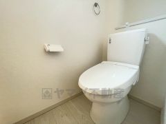 温水洗浄機付トイレです。節水機能もあるので、安心して使えますね。もちろん、1階2階の2ヶ所にトイレがあるので、忙しい朝にもゆとりができますね。