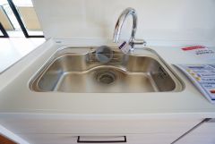広々とした凸型シンクに洗剤ポケットを標準装備。大きなお鍋など洗いやすいです。洗剤や石鹸、スポンジもすっきりできる収納付き。