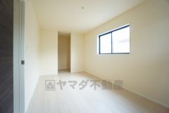 住む人のこだわりを活かす洋室＾＾日当たりがよく、寝室としての利用もおすすめ。広めのクローゼットもあり荷物もすっきり片付けれ、ゆとりのある暮らしが出来ます＾＾