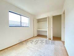 リビングからの続き間として和室をご用意しました。普段はリビングとつなげて開放的なスペースとして。来客時には客間としてお使いいただけます。