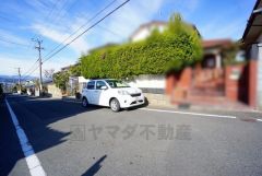 道幅が広く、車通勤の方や買い物などでの車の出し入れも楽々できて嬉しいですね。