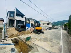前面道路は約6と広く駐車がスムーズ＾＾ 交通量も少なく小さなお子様がいるご家庭も安心です＾＾ 南向きで陽当たり良好です＾＾