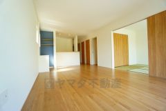 対面式キッチンを中心としたリビングダイニングで家族の会話が弾みそうです。