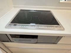 お手入れのしやすいIHクッキングヒーターです。 3口コンロなので、効率よくお料理が楽しめます。毎日のお料理も楽しくなりますね＾＾