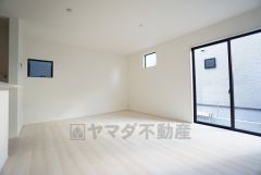 大きな窓のあるリビングは、陽光あふれる明るい空間です。居心地良く、ご家族皆がゆったり寛げる憩いの空間となりそうです。